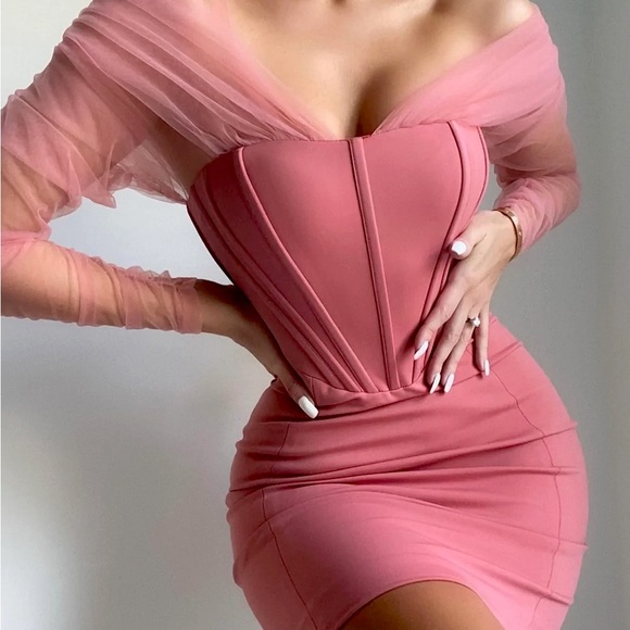 Miss Circle Zofia Pink Off the Shoulder Corset Dress. Size L - Picture 4 of 9